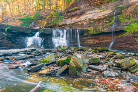 Téléchargez les photos : Great Falls of the Tinkers Creek en automne. Viaduc Park. Bedford. Ohio. États-Unis - en image libre de droit