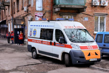 Téléchargez les photos : Ambulance workers provide medical assistance to residents of an apartment building in Kyiv, which suffered from a kamikaze drone attack by the Russian Federation on the night of December 30, 2022. - en image libre de droit