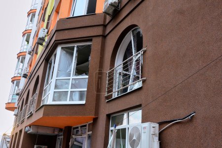 Foto de You can see the damaged facade and windows of an apartment building in Kyiv, which suffered from a kamikaze drone attack by the Russian Federation on the night of December 30, 2022. - Imagen libre de derechos