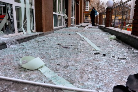 Téléchargez les photos : You can see the damaged facade and windows of an apartment building in Kyiv, which suffered from a kamikaze drone attack by the Russian Federation on the night of December 30, 2022. - en image libre de droit