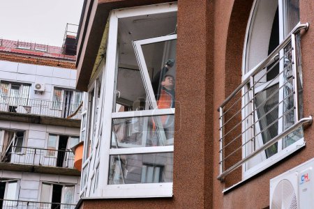 Foto de You can see the damaged facade and windows of an apartment building in Kyiv, which suffered from a kamikaze drone attack by the Russian Federation on the night of December 30, 2022. - Imagen libre de derechos