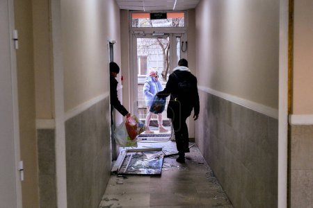 Téléchargez les photos : A residents of an apartment building in Kyiv walks through damaged parts of the building, which suffered from a kamikaze drone attack by the Russian Federation on the night of December 30, 2022. - en image libre de droit