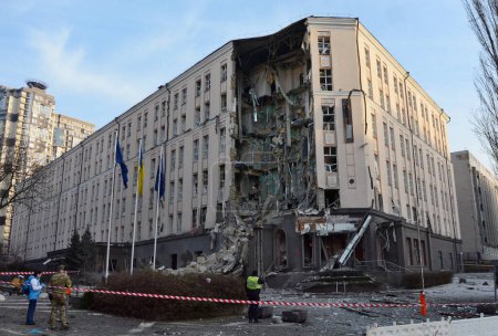 Foto de A view of damage after rockets fired by Russian forces hit the center of Ukrainian capital Kyiv on December 31, 2022. - Russian strikes targeted several regions of Ukraine, including the capital Kyiv, where the attacks killed at least one person and - Imagen libre de derechos