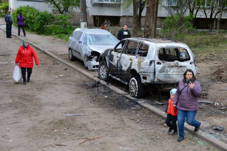 Téléchargez les photos : Les gens observent les voitures endommagées après une attaque nocturne par des drones russes fabriqués par l'Iran à Kiev, en Ukraine, le 08 mai 2023. - en image libre de droit