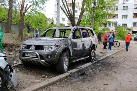 Téléchargez les photos : Les gens observent les voitures endommagées après une attaque nocturne par des drones russes fabriqués par l'Iran à Kiev, en Ukraine, le 08 mai 2023 - en image libre de droit