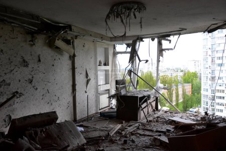 Téléchargez les photos : Vue d'un appartement endommagé du milieu dans un immeuble résidentiel à Kiev à la suite d'une attaque militaire russe par des drones Shahed-136 de fabrication iranienne le 8 mai 2023. - en image libre de droit