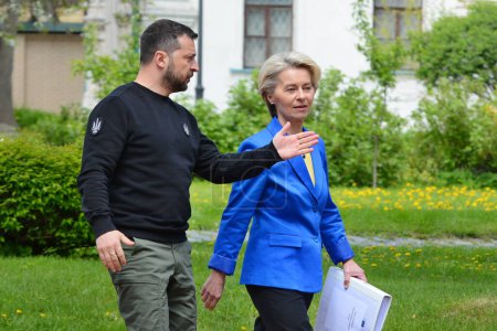 Foto de El presidente ucraniano Volodymyr Zelensky (C) y la presidenta de la Comisión Europea Ursula von der Leyen (R) caminan después de sus conversaciones en Kiev el 9 de mayo de 2023. - Imagen libre de derechos