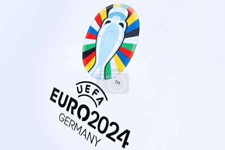 Téléchargez les photos : Sur cette illustration photo, le logo de l'UEFA Euro 2024 (Championnat d'Europe de football 2024) imprimé sur une bannière publicitaire avec un fond blanc - en image libre de droit