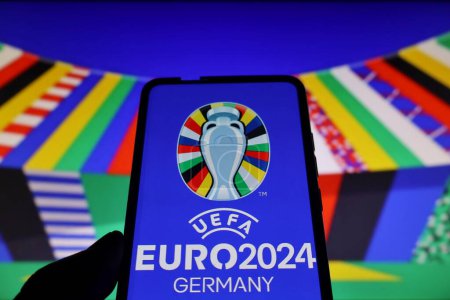 Téléchargez les photos : Dans cette illustration photo, le logo de l'UEFA Euro 2024 (Championnat d'Europe de football 2024) est visible sur un smartphone et un écran PC. - en image libre de droit