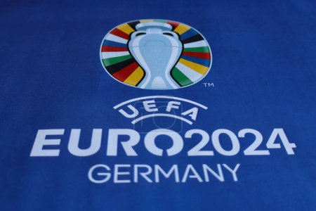 Téléchargez les photos : Sur cette illustration photo, le logo de l'UEFA Euro 2024 (Championnat d'Europe de football 2024) imprimé sur une bannière publicitaire avec un fond bleu - en image libre de droit