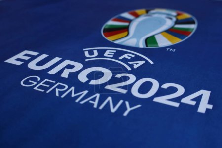 Téléchargez les photos : Sur cette illustration photo, le logo de l'UEFA Euro 2024 (Championnat d'Europe de football 2024) imprimé sur une bannière publicitaire avec un fond blanc - en image libre de droit
