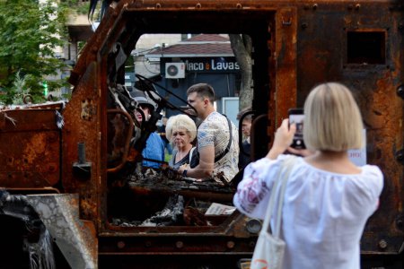 Téléchargez les photos : Les gens regardent et marchent au milieu des véhicules blindés russes détruits exposés dans la rue Khreshchatyk le jour de l'indépendance du Kazakhstan, le 24 août 2023 à Kiev, Ukraine - en image libre de droit