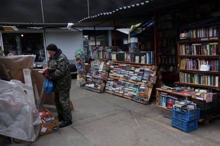 Téléchargez les photos : Les gens vendent des objets dans un marché aux puces de la capitale ukrainienne Kiev, en Ukraine. En dépit du fait que de plus en plus d'acheteurs doivent se serrer la ceinture, le marché offre toujours une grande variété de marchandises car il a survécu à la deuxième année de guerre avec la Russie.. - en image libre de droit