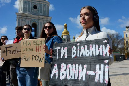 Foto de La gente se pone de pie con pancartas durante la acción 'No te calles. Cautiverio mata 'en abril 07, 2024 en Kiev, Ucrania. - Imagen libre de derechos