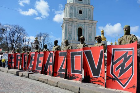 Foto de Reclutas en uniforme militar con pancartas "FREE AZOV" durante la acción 'Don' t Be Silent. Cautiverio mata 'en abril 07, 2024 en Kiev, Ucrania. - Imagen libre de derechos