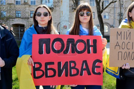 Foto de La gente se pone de pie con pancartas durante la acción 'No te calles. Cautiverio mata 'en abril 07, 2024 en Kiev, Ucrania. - Imagen libre de derechos