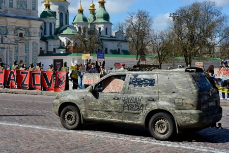Téléchargez les photos : La voiture est camouflée pendant l'action 'Don't Be Silent. Captivity Kills 'sur Avril 07, 2024 à Kiev, Ukraine. - en image libre de droit