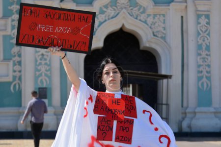 Téléchargez les photos : Les gens se tiennent debout avec des pancartes pendant l'action 'Don't Be Silent. Captivity Kills 'sur Avril 07, 2024 à Kiev, Ukraine. - en image libre de droit