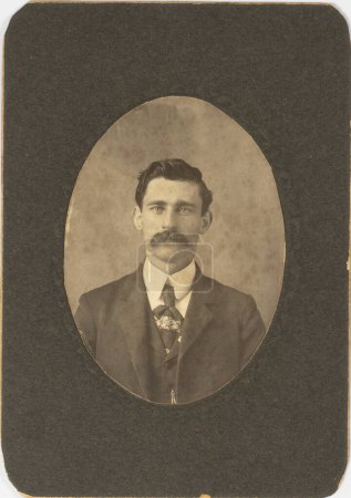 Foto de El difunto abuelo del fotógrafo con un gran bigote a principios del siglo XX. - Imagen libre de derechos