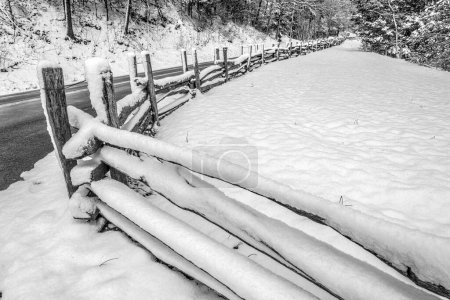 Foto de A late-winter snow blanketed the Great Smoky Mountains National Park with one last blanket of snow one March morning, covering this aged wooden fence in several inches of the white stuff, just before springtime made its appearance in the Smokies. - Imagen libre de derechos