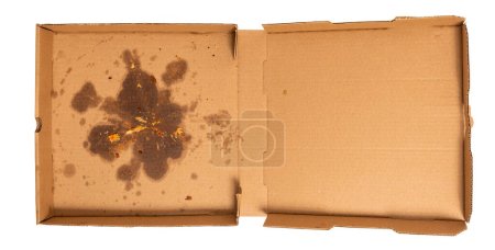 Téléchargez les photos : Plan horizontal d'une boîte à pizza vide avec des taches de graisse isolées sur blanc. Espace de copie. - en image libre de droit