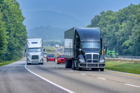 Horizontale Aufnahme des gemischten Verkehrs auf einem ländlichen Abschnitt einer Autobahn in Tennessee.