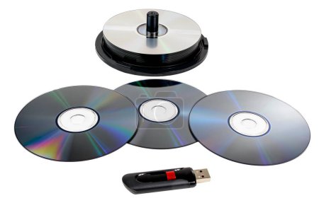 Horizontale Nahaufnahme eines Stapels CDs und eines einzigen USB-Sticks.
