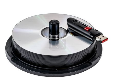 Horizontale Nahaufnahme eines Flash-Laufwerks auf einem Stapel CDs Isoliert auf Weiß.