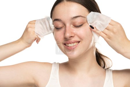 Foto de Beautifu joven mujer limpiando su cara con una toallita de bebé - Imagen libre de derechos