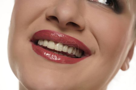 Téléchargez les photos : Sourire d'une femme aux dents de porcelaine. - en image libre de droit