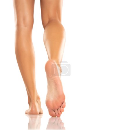 Téléchargez les photos : Pretty woman legs and sole feet on white studio background - en image libre de droit