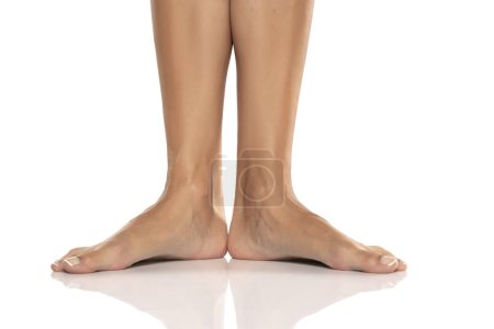 Foto de Vista frontal de piernas y pies de mujer bellamente cuidados sobre fondo blanco. - Imagen libre de derechos