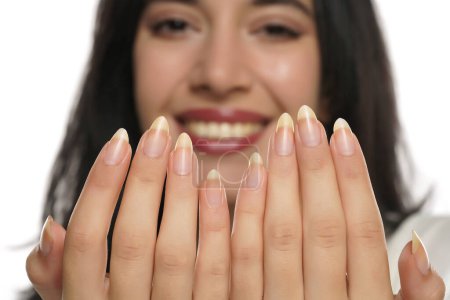 Téléchargez les photos : Une femme heureuse montre ses ongles naturels. gros plan. - en image libre de droit