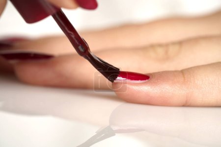 Foto de Mujer aplica esmalte de uñas. de cerca - Imagen libre de derechos