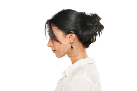 Téléchargez les photos : Femme avec clip de cheveux sur fond de studio blanc - en image libre de droit