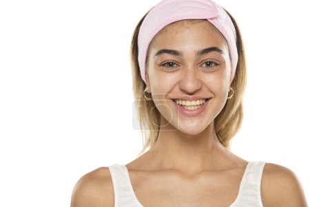 Téléchargez les photos : Une jeune femme souriante sans maquillage et hérisson sur fond de studio blanc - en image libre de droit