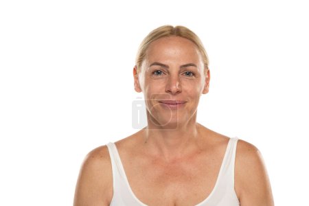 Téléchargez les photos : Femme âgée souriante sans maquillage Visage rapproché d'une femme blonde mature sur fond de studio blanc. - en image libre de droit
