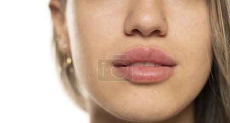 Foto de Parte de la cara, jovencita de cerca. Sexy rellenar los labios sin maquillaje - Imagen libre de derechos
