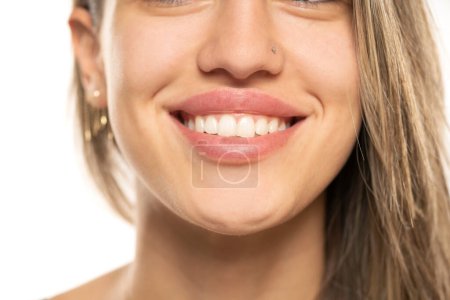 Téléchargez les photos : Femme riante bouche avec de grandes dents blanches saines - en image libre de droit