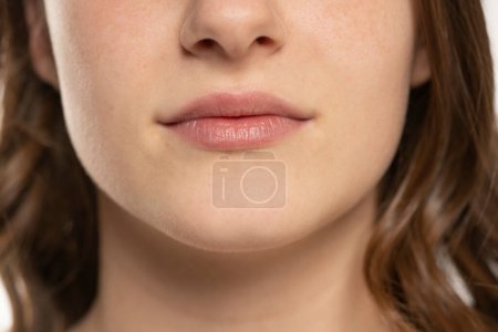 Téléchargez les photos : Lèvres féminines humaines gros plan, macro photographie, naturel, sans maquillage. - en image libre de droit