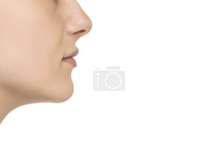 Téléchargez les photos : Profil rapproché du nez et des lèvres de la femme sans maquillage sur fond de studio blanc - en image libre de droit