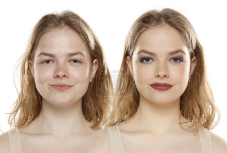 Téléchargez les photos : Portrait comparatif d'une jeune femme blonde sans maquillage sur fond de studio blanc - en image libre de droit