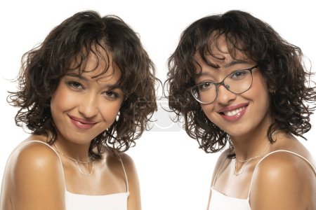 Téléchargez les photos : Collage d'une jeune femme souriante à la peau foncée avec maquillage et cheveux ondulés posant avec, et avecnos lunettes sur un fond de studio blanc - en image libre de droit