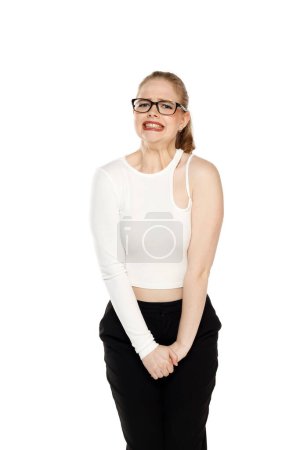 Téléchargez les photos : Jeune femme blonde besoin d'une toilette sur fond de studio blanc - en image libre de droit