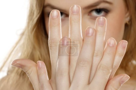 Téléchargez les photos : Gros plan photo de la femme montre ses ongles naturels sans vernis à ongles - en image libre de droit