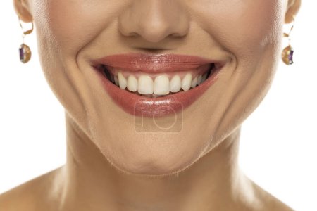 Téléchargez les photos : Gros plan de la bouche d'une femme, capturant un sourire confiant et des dents et lèvres naturelles parfaites - en image libre de droit