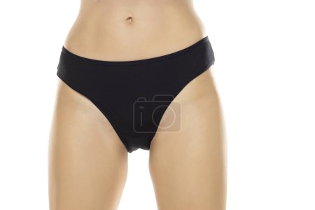 Foto de Vista frontal de las caderas femeninas con bragas negras sobre fondo de estudio blanco - Imagen libre de derechos