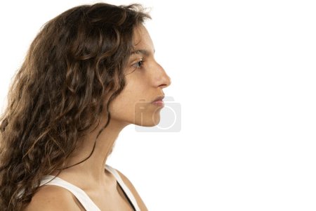 Foto de Retrato de perfil de una hermosa joven seria, nariz con joroba sobre fondo blanco del estudio - Imagen libre de derechos