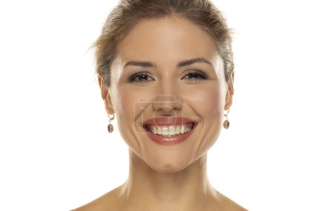 Téléchargez les photos : Portrait captivant d'une femme époustouflante mettant en valeur ses dents naturelles impeccables et un sourire assuré rayonnant de positivité et de santé - en image libre de droit