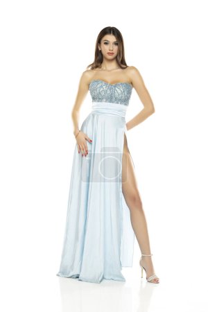 Téléchargez les photos : Toute la longueur de magnifique élégante femme brune sensuelle portant robe de soirée bleu mode isolé sur fond de studio blanc - en image libre de droit